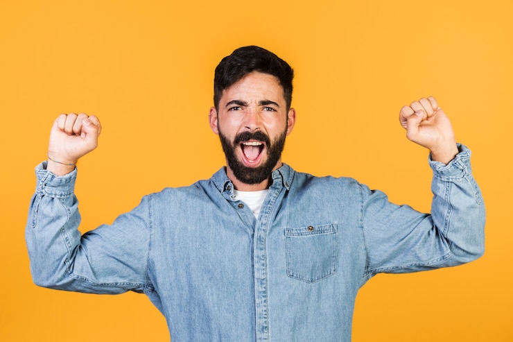 Foto gratuito chico de tiro medio mostrando emoción