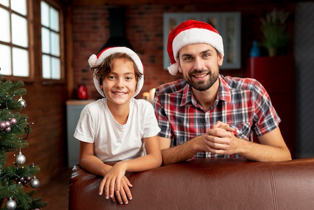 Foto gratuita chico de tiro medio con padre posando juntos