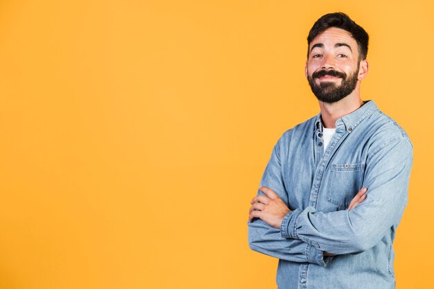 Chico de tiro medio sonriente con los brazos cruzados