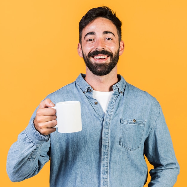 Chico de tiro medio sonriente sosteniendo una taza