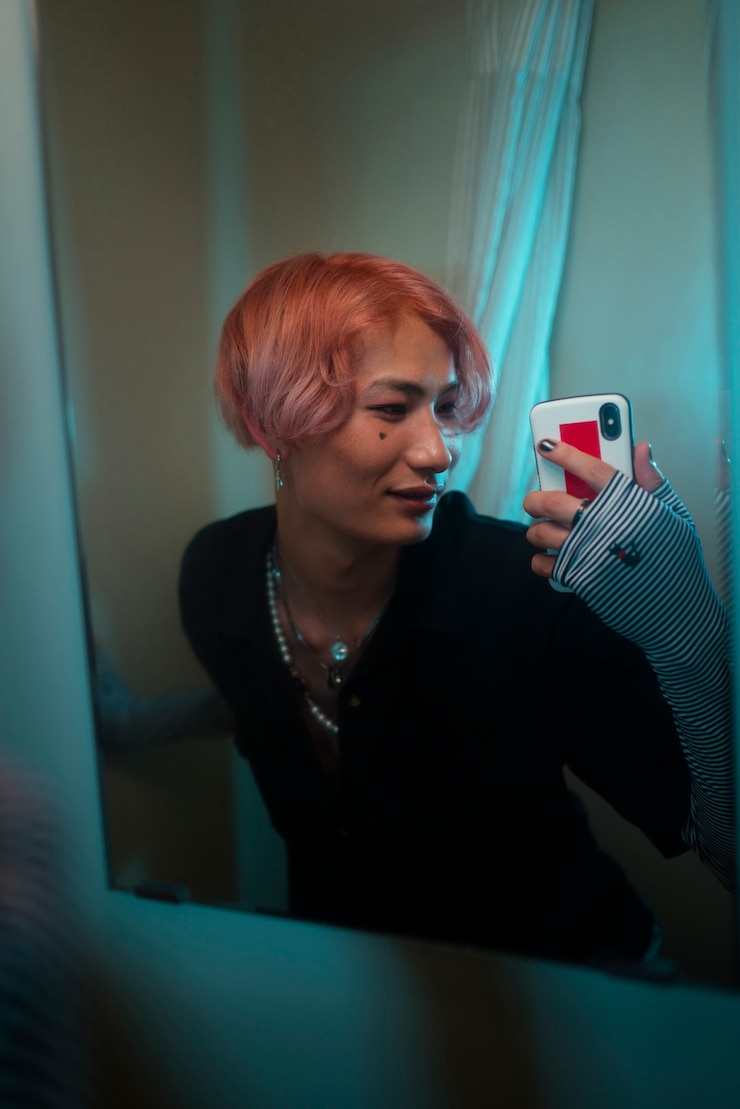 Foto gratuito chico de tiro medio tomando selfie en espejo