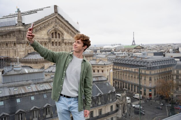 Chico de tiro medio tomando selfie