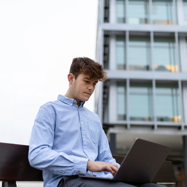 Foto gratuita chico de tiro medio trabajando con portátil