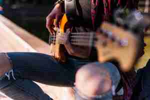 Foto gratuita chico tocando la guitarra eléctrica