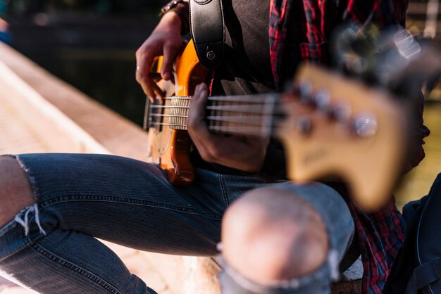 Chico tocando la guitarra eléctrica