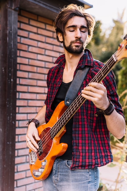 Chico tocando la guitarra eléctrica