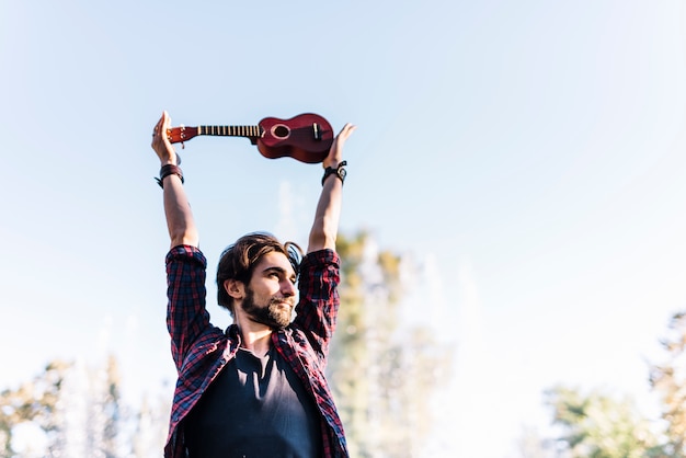 Chico con ukelele