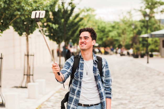 Chico viajando solo por el mundo