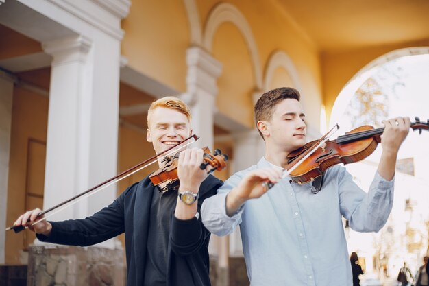 chico con violín