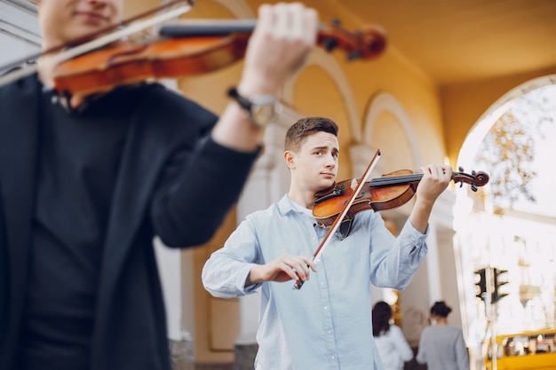 Foto gratuita chico con violín