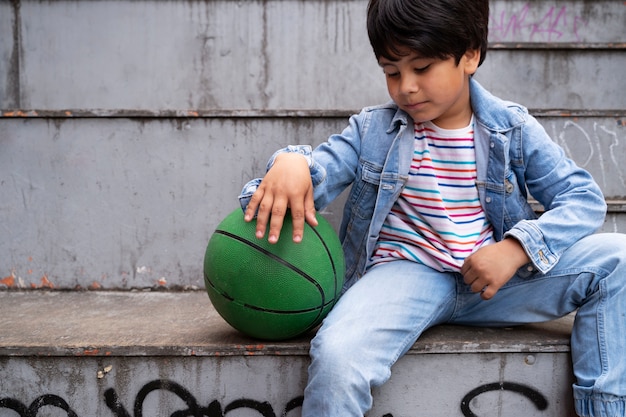 Foto gratuita chico de vista frontal con bola verde