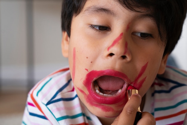 Foto gratuita chico de vista frontal con lápiz labial rojo