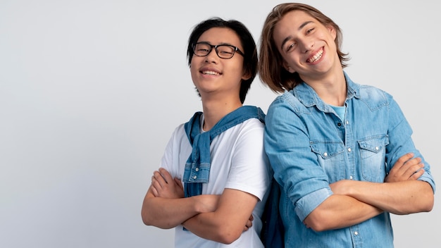 Chicos adolescentes con estilo posando juntos