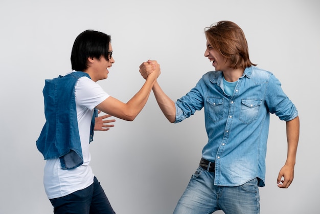 Chicos adolescentes con estilo posando juntos