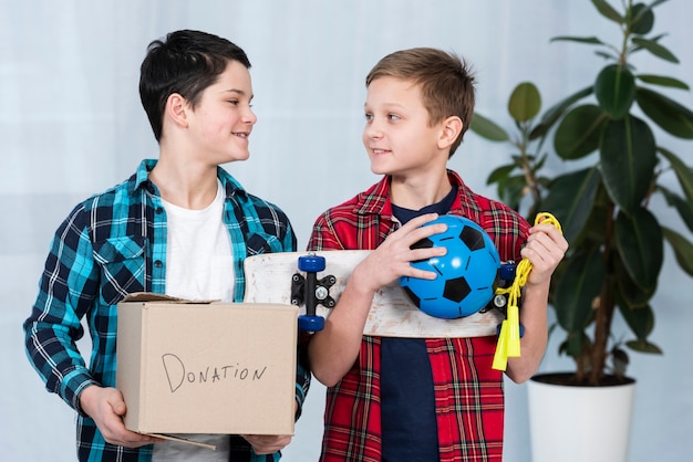 Foto gratuita chicos con caja de donación