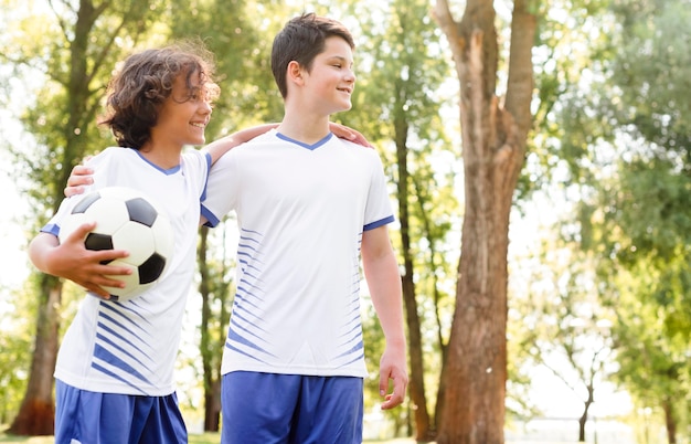 Foto gratuita chicos en equipamiento de fútbol con espacio de copia.