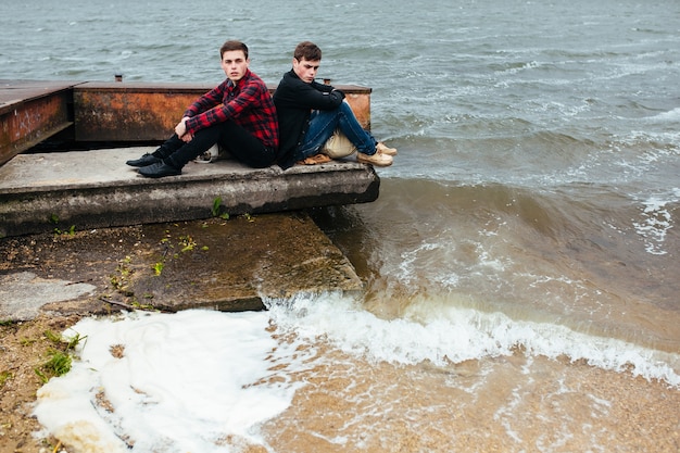 Chicos guapos posando en el muelle