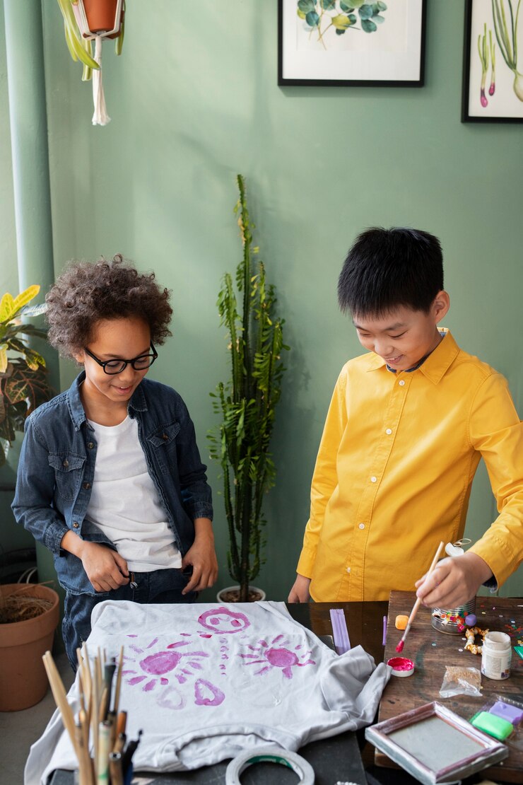 Foto gratuito chicos jóvenes haciendo proyecto de bricolaje con camiseta pintada