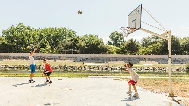 Chicos jugando baloncesto juego