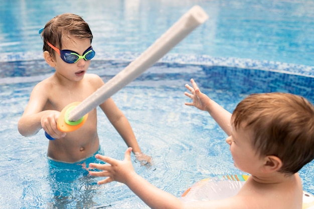 Foto gratuita chicos jugando en la piscina