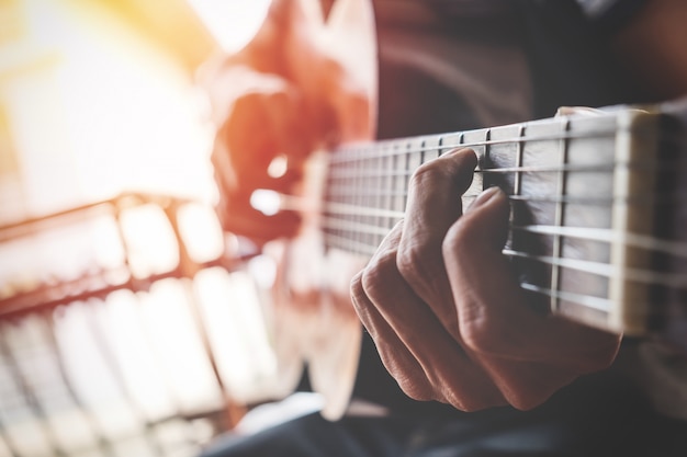 Chicos mano con una guitarra