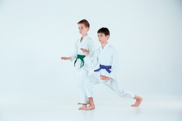 Chicos posando en el entrenamiento de Aikido en la escuela de artes marciales. Estilo de vida saludable y concepto deportivo