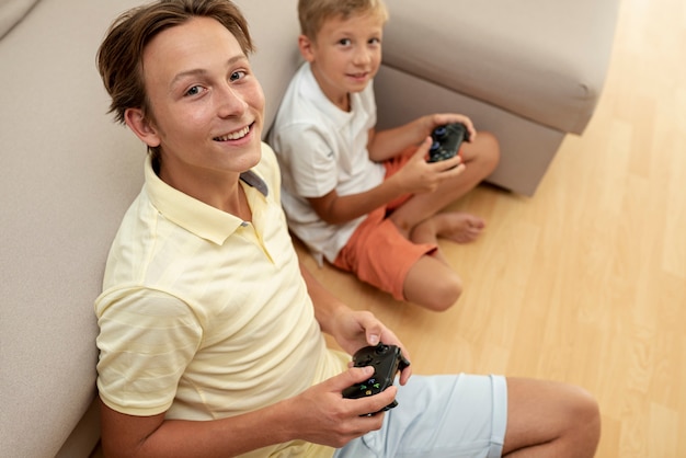 Chicos de primer plano jugando en la sala de estar