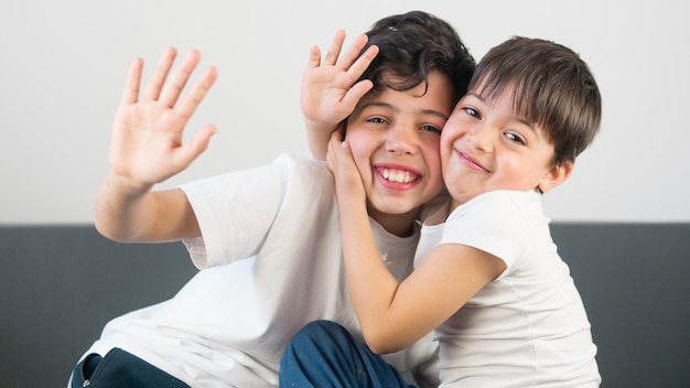 Foto gratuita chicos de tiro medio abrazándose