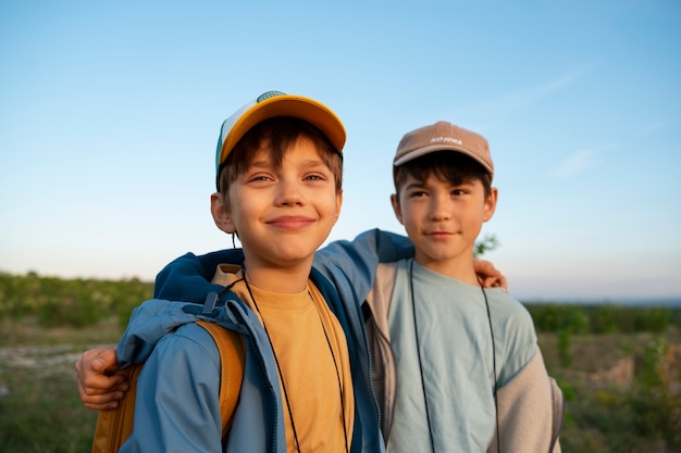 Chicos de tiro medio explorando la naturaleza.