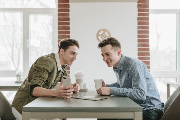 Chicos tomando café en un restaurante