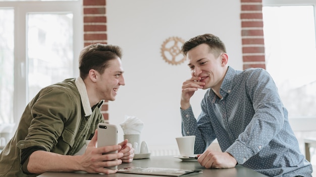 Chicos tomando café en un restaurante