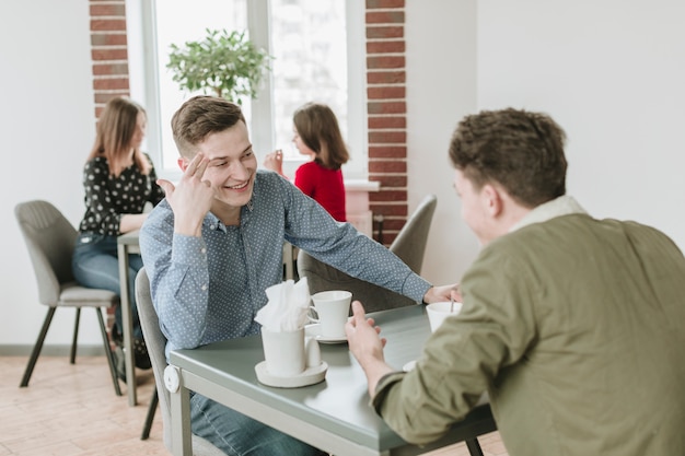 Chicos tomando café en un restaurante