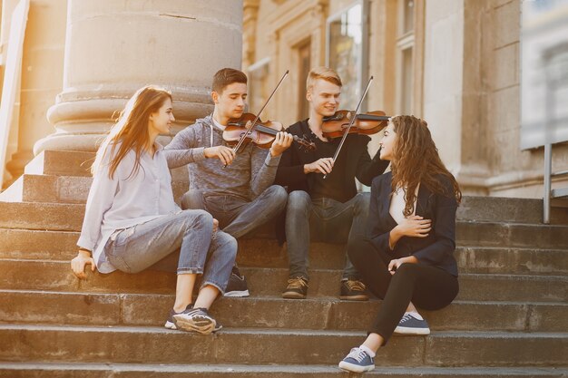 chicos con violín