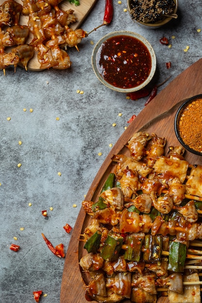 Foto gratuita chile picante a la parrilla se llama maha decora el plato maravillosamente.