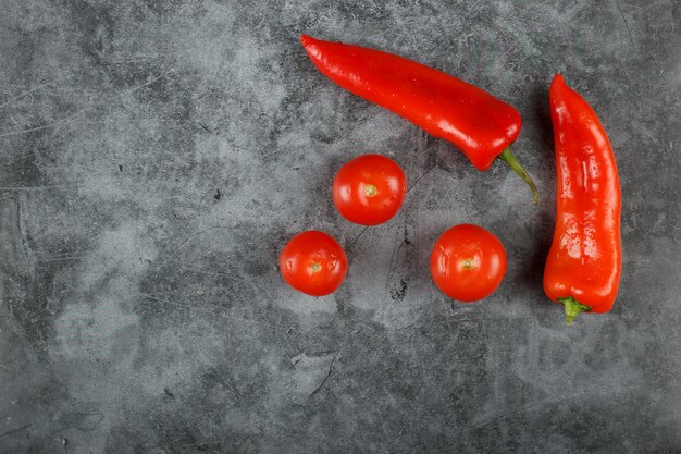 Chile rojo y tomates en un azul.