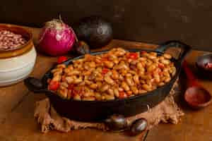 Foto gratuita chiles de alto ángulo en bandeja