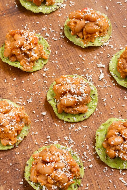 Chiles de alto ángulo en galletas saladas