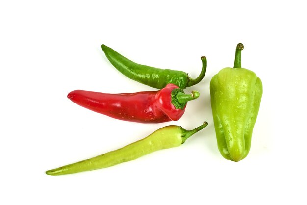 Chiles picantes aislados en blanco.