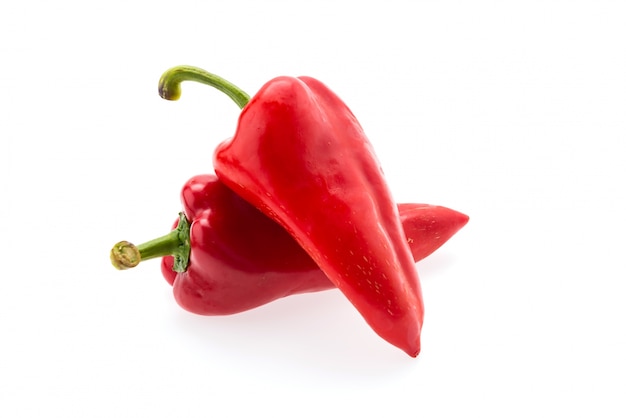 Foto gratuita chiles rojos aislados en blanco