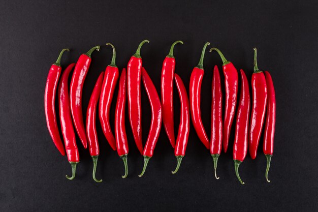 chiles rojos frescos en superficie negra