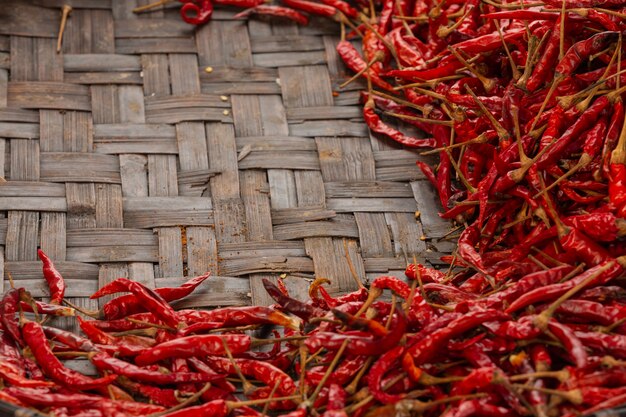 Chiles secos rojos colocados en el espacio en el tejido.