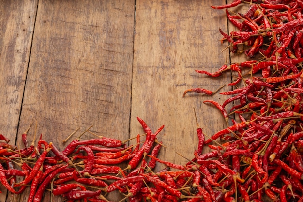 Chiles secos rojos que se apilan en la tabla.