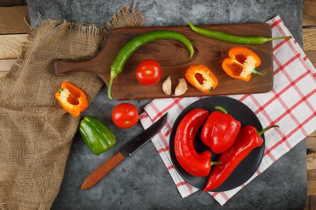 Chiles en una tabla de madera y en un plato. vista superior.