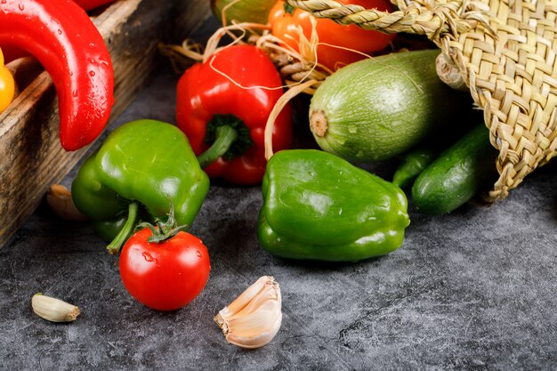 Chiles, tomates y otras verduras de una canasta.