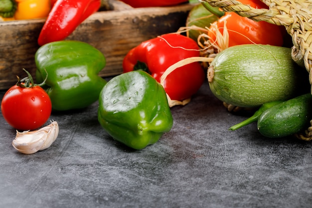 Chiles verdes, calabacín, tomate y ajo.