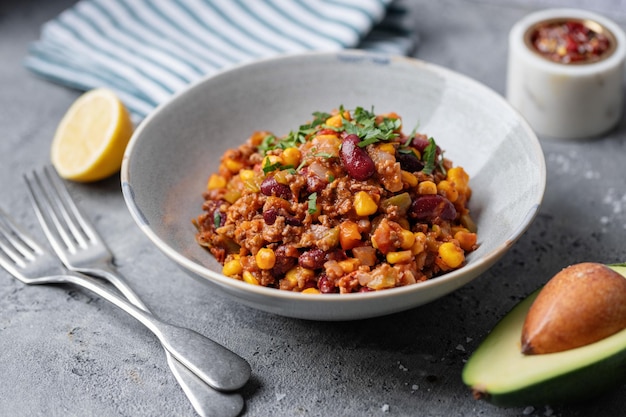 Chili con carne servido en tazón