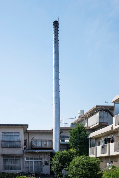 Chimenea alta con casas antiguas