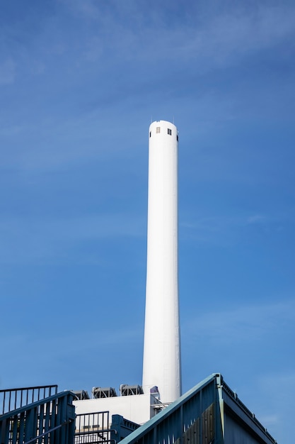 Chimenea blanca alta con cielo azul