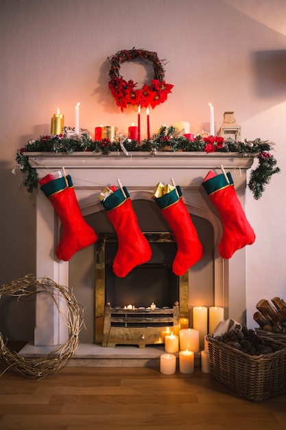 Chimenea decorada con motivos navideños y calcetines rojos