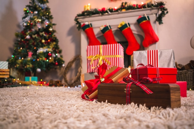 Chimenea decorada con motivos navideños